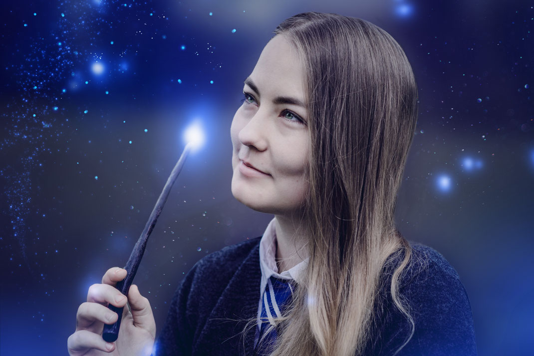 Fantasy Portrait Fotografie Harry Potter Hexe Zauberin Magierin Zauber Buch Inszeniert Zauberstab Ravenclaw Vogt Ravensburg Wangen Outdoor Hogwarts Nerd Cosplay Larp Kostüm Luna Sterne Fotograf Model Fine Art Bildretusche Fotoretusche Photoshop Bild