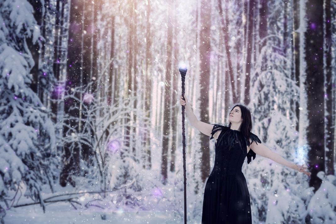 Fantasy Portrait Fotografie Märchenhaft Wicca Hexe Zauberin Maleficent Magierstab Larp Cosplay Rollenspiel Kostüm Düster Gothic Fine Art Schnee0 Wald Zauber Magie Winter Inszenierte Fotografie Vogt Ravensburg Wangen Bodensee Portrait Retusche Waldkönigin