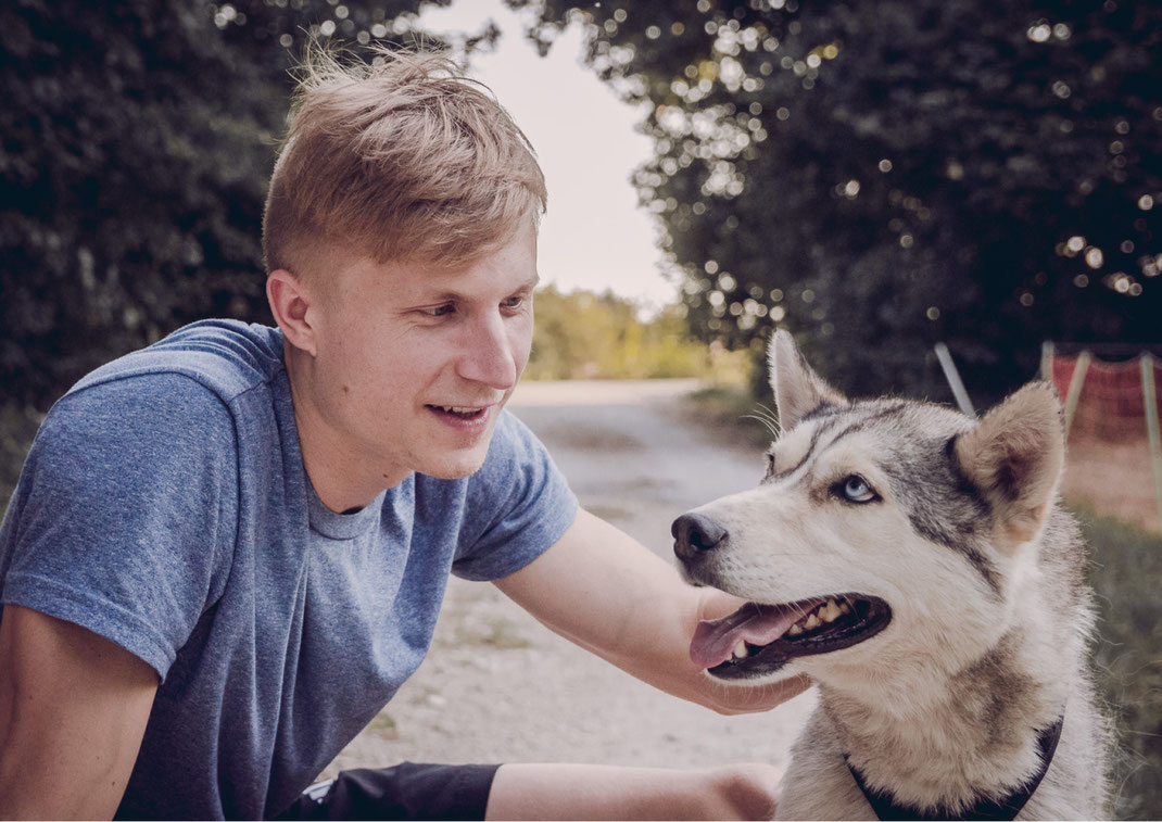 Portrait Fotografie Fotograf Vogt Wangen Ravensburg Fine Art Emotion Hund Portraitfotografie Husky Tierfotografie Tier Liebe Kuscheln Natur Singen Ehingen Wandern Spazieren