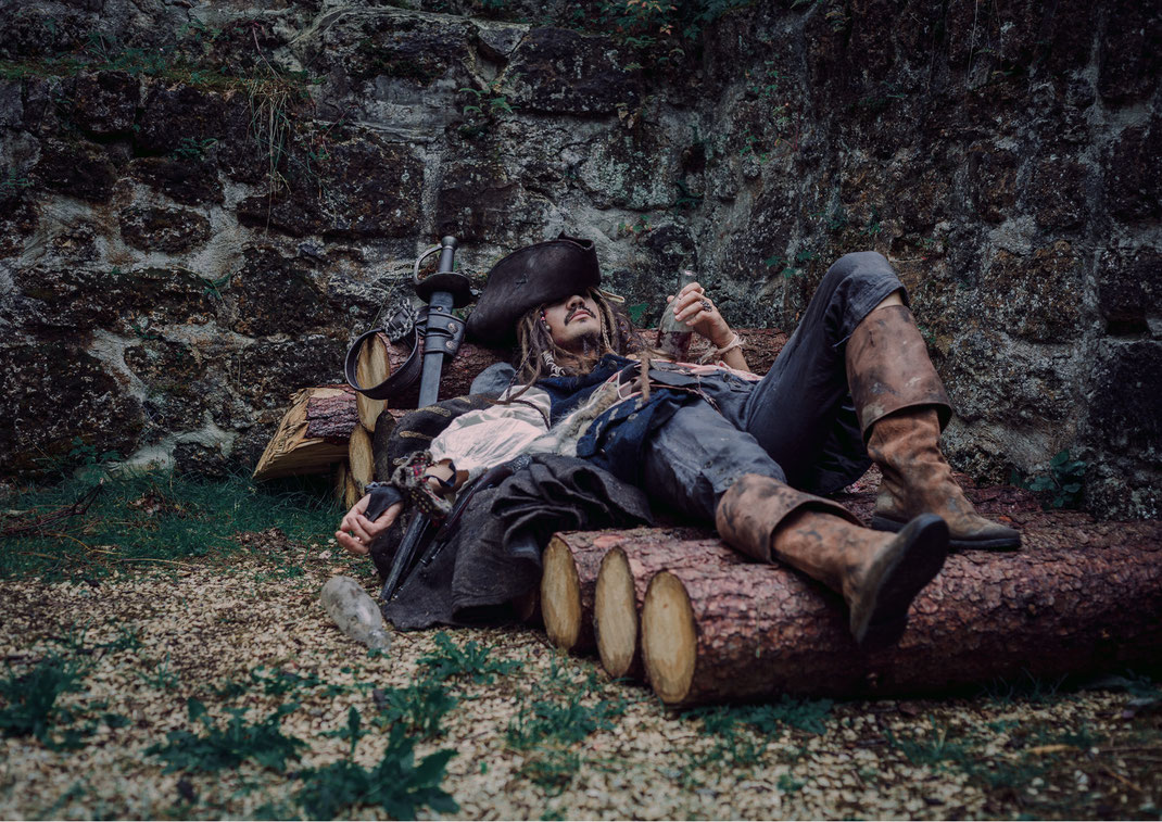 Captain Jack Sparrow Cosplay Fluch der Karibik Pirat pirates of the caribbean Mühlbachtal Tengen Singen Bodenseehinterland Wasserfall Äffchen Kompass Kostüm Fotografie Fotograf Fotoshooting Fantasy Fine Art Vogt Ravensburg Wangen Allgäu