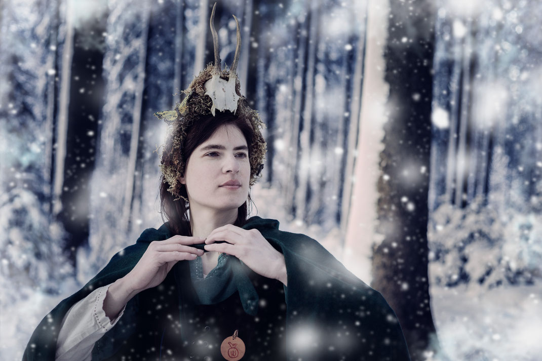 Fantasy Portrait Fotografie Märchenhaft Wicca Hexe Zauberin Maleficent Magierstab Larp Cosplay Rollenspiel Kostüm Düster Gothic Fine Art Schnee0 Wald Zauber Magie Winter Inszenierte Fotografie Vogt Ravensburg Wangen Bodensee Portrait Retusche Waldkönigin