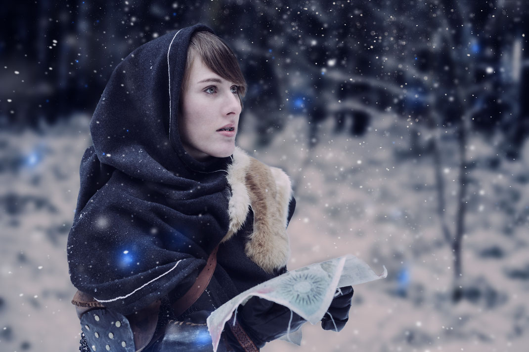 Fantasy Larp Cosplay Rollenspiel Portrait Fotografie Winter Schnee Wald Kostüm Fotograf Emotional Vogt Wangen Ravensburg Abenteurerin Fantasievoll Fine Art Inszeniert Geschichte, Kriegerin,