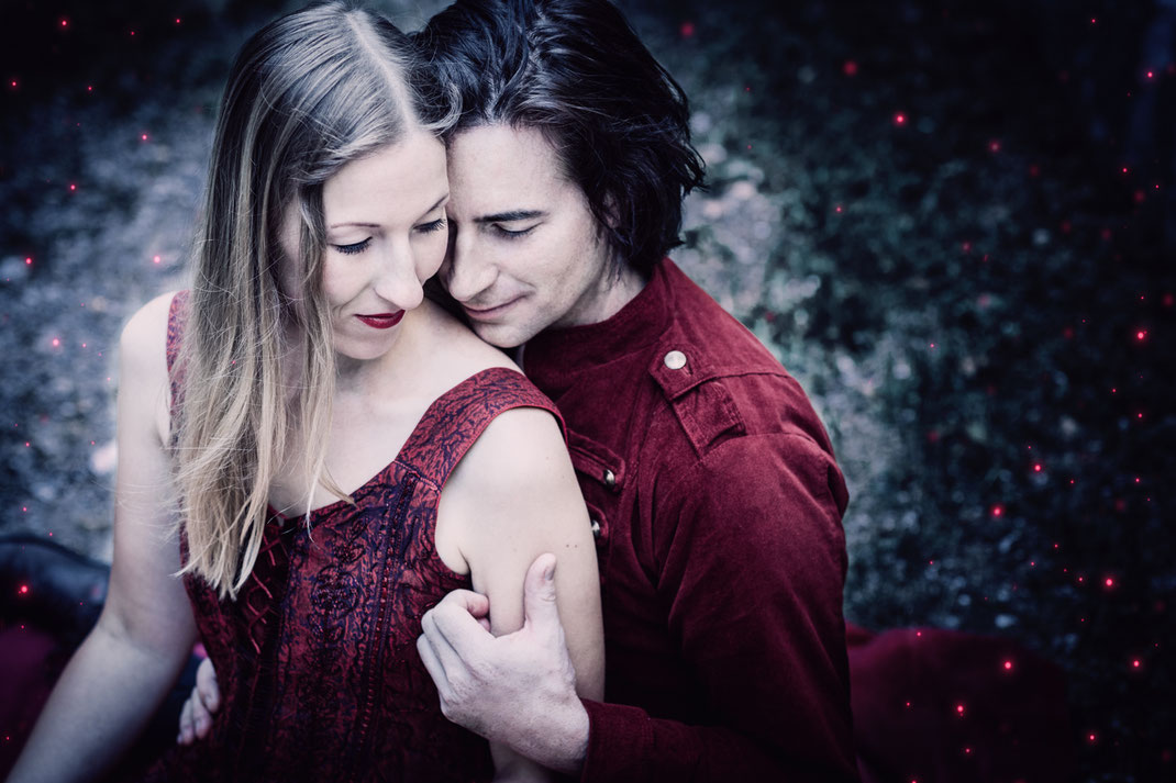 Dark Fantasy Portrait Fotografie Shooting Vampir Alttrauchburg Weitnau Burgruine Ruine Gemäuer Düster Tanz der Vampire Interview mit einem Vampir Fotograf Wien Vogt Ravensburg Wangen Allgäu Nacht Kostüm Model fantasievoll Paar Paarshooting Liebe Pärchen