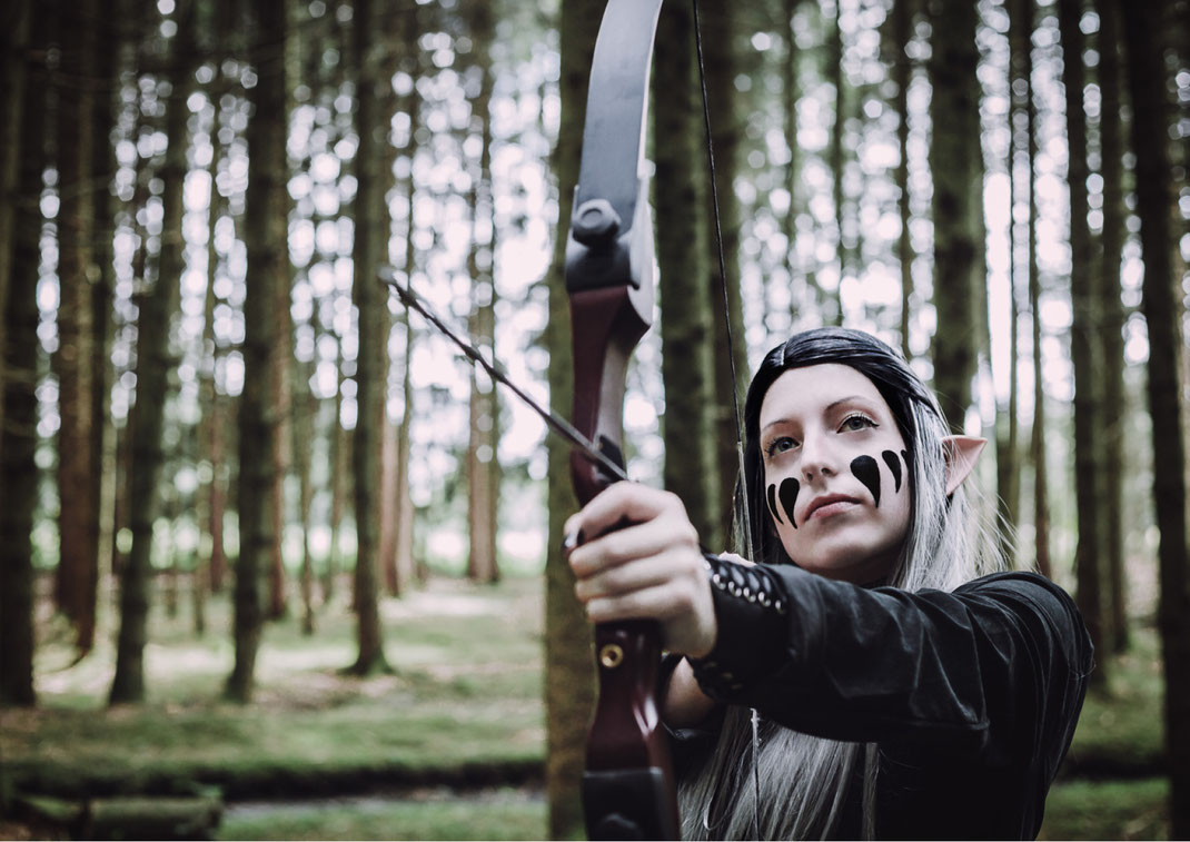Fantasy Larp Cosplay Rollenspiel Portrait Fotografie Wald Kostüm Fotograf Emotional kreativ Vogt Wangen Ravensburg Fantasievoll Fine Art Inszeniert Elfe Elbe Shooting Model Waldläuferin Bogenschießen Bogen Bach