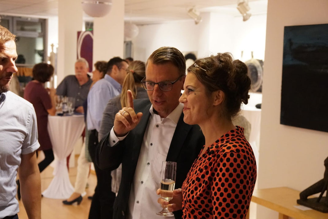 Künstlerin bei ihrer Vernissage in Dresden - auf dem Foto auch ihr Galerist Thomas Stephan