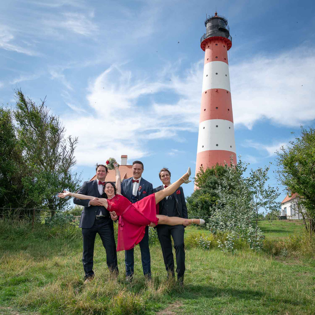 Heiraten auf dem Leuchtturm, Leuchtturmhochzeit, Westerhever Leuchtturm, Brautpaar, Trauzeugen, Hochzeitsfotograf Westerhever Leuchtturm