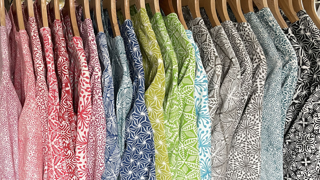 Entdecken Sie unsere lange Blockprint-Bluse mit handbedrucktem Stoff, designed in der Schweiz und in Zusammenarbeit mit Maasa Production in Indien hergestellt