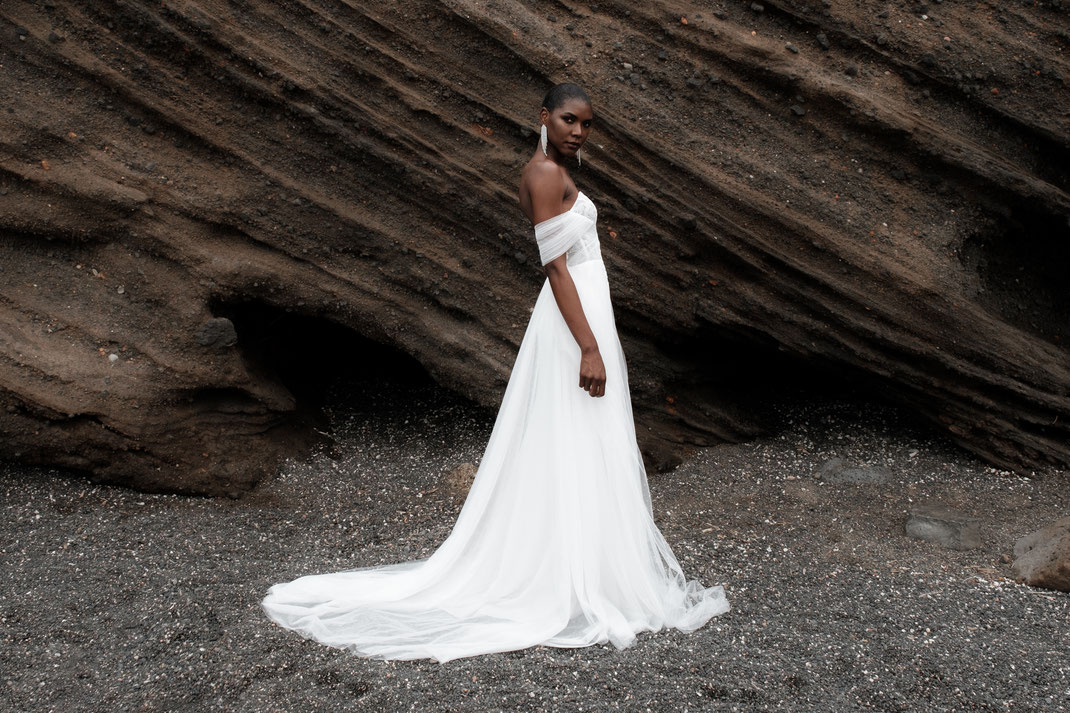 Manon Gontero - Crédit : ©laure.stefanini - Modèle Simone : Robe bustier recouvert d’un drapé de tulle. Bas fluide en tulle transparent. Gant en tulle