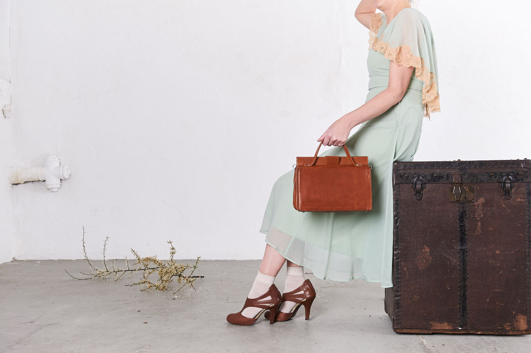 Lookbook 2017, Manufaktur für edle Dirndltaschen Trachtentaschen, Henkeltaschen Ledertaschen, OWA Tracht, retrogeprägte Form, 