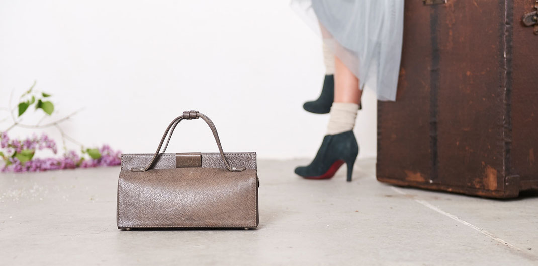 Lookbook 2017, Dirndltaschen Trachtentaschen, Henkeltaschen Ledertaschen, Vintagetaschen,  Lady Chic, Handarbeit aus unserer Ledermanufaktur, OWA Tracht Manufaktur