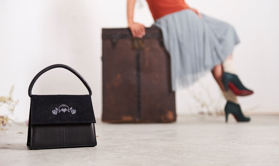 Lookbook 2017, Online-Shop, Manufaktur für Dirndltaschen Trachtentaschen, Henkeltaschen Ledertaschen, OWA Tracht, retrogeprägte Form