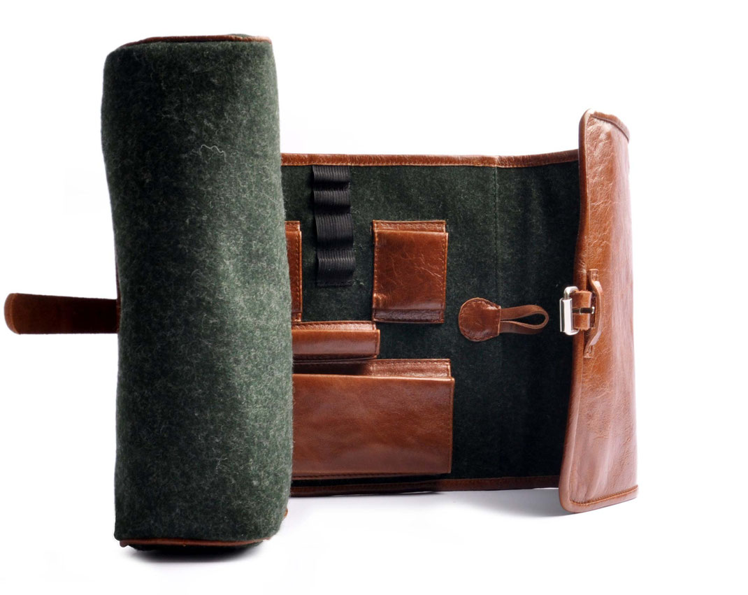 Necessaire . edles Herrenaccesories . Loden und Leder . Stillvolle Reisebegleiter in tanne und cognac . Handarbeit aus unserer Werkstatt . OSTWALd Traditional Craft