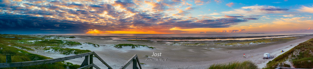 Sonnenuntergang am Meer mit Blick von Düne
