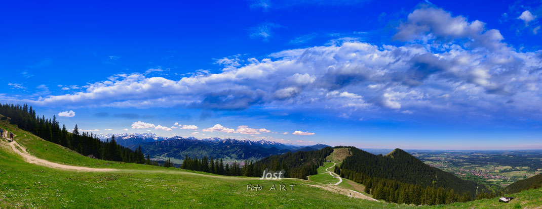 weiter Blick auf Vorderes Hörnle mit Wiesen und Alpenkette im Hintergrund