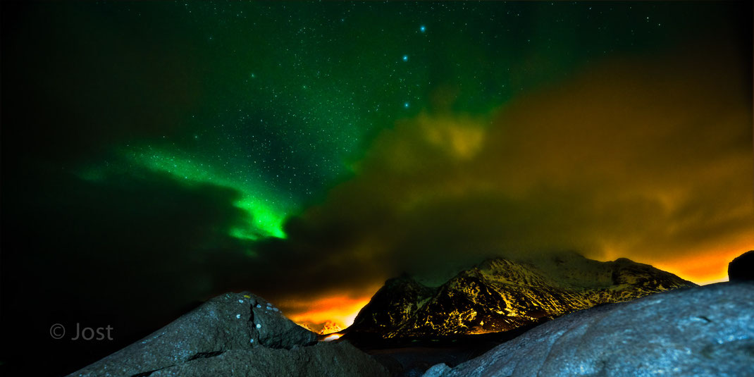 Polarlicht vor Bergpanorama