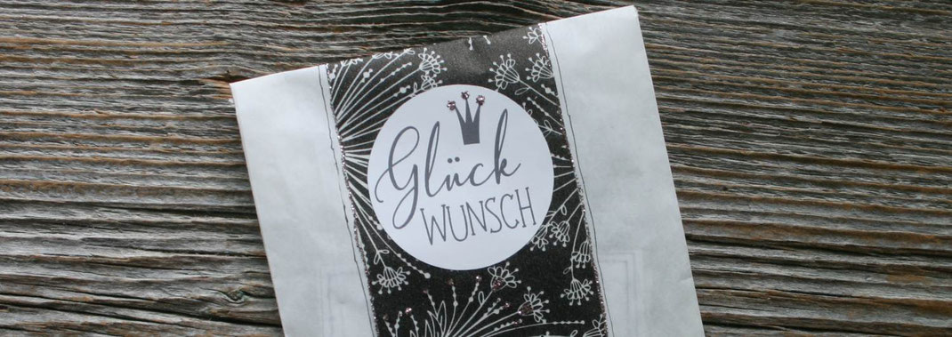 mit Sticker beklebtes Geschenktütchen