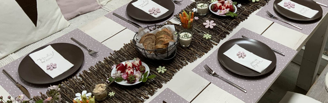 sommerlich aufgedeckter Tisch mit Papiertischsets