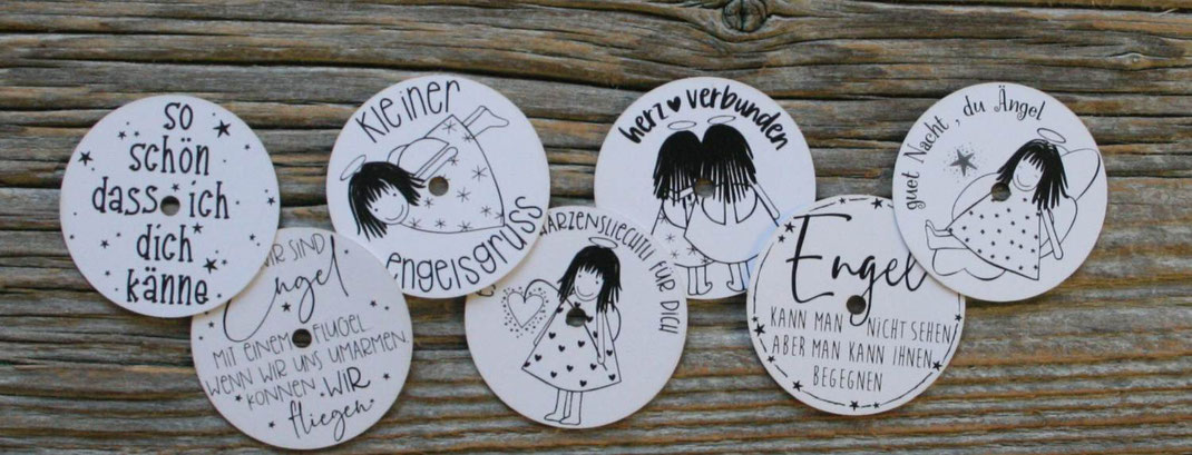 mit kleinen Engelsgrüssen bedruckte Papierrondellen für Teelichter