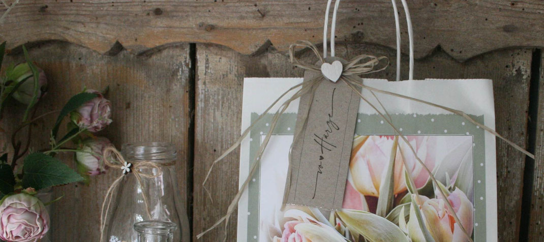 Geschenktasche mit Postkarte und Klebepapier verhübscht