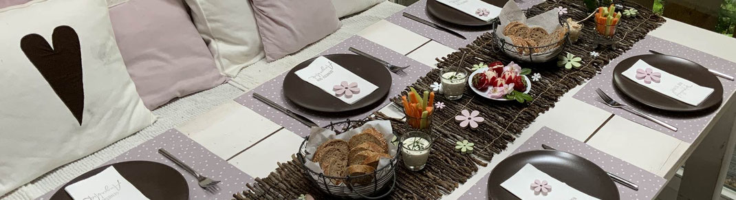 sommerlich aufgedeckter Tisch mit Papiertischsets