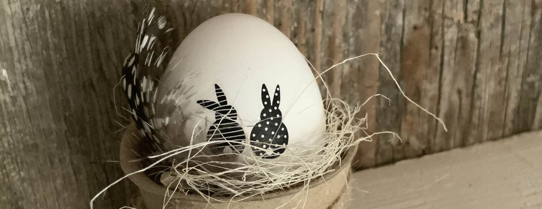Wasserschiebefolie mit Osterhasen auf Ostereri