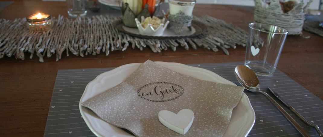 aufgedeckter Tisch mit Papiersets