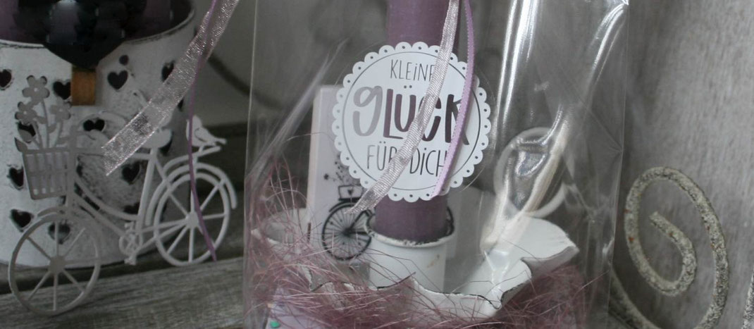 Kerzengeschenk in Cellophan verpackt mit edlem weissen Geschenkaufkleber