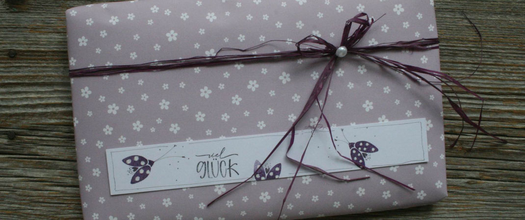 Geschenkpapier mit viel Blümchenzauber