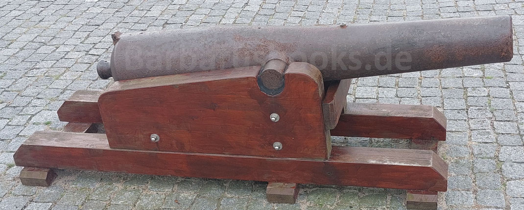 Signalkanone von Thorsminde (Dänemark). Die Lafette ist ein Nachbau, die Kanone original.