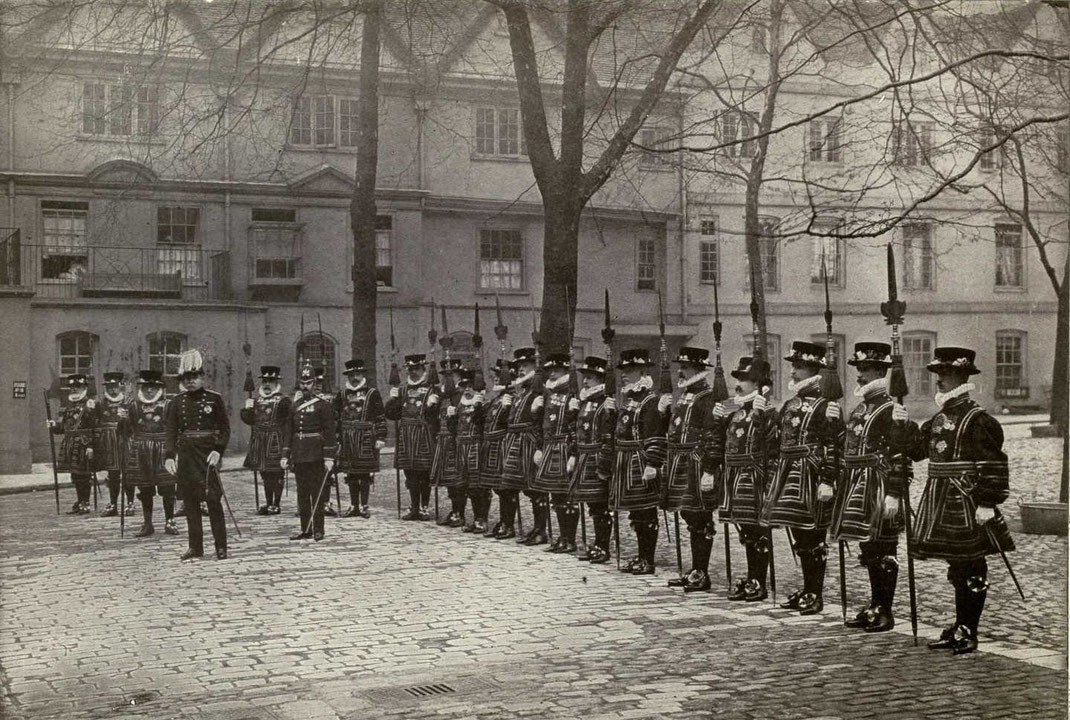 Partisanen als Paradewaffe der Wachen im Tower of London Ende 19. Jahrhundert. Person ganz links mit Stangenaxt mit großer Beilklinge.