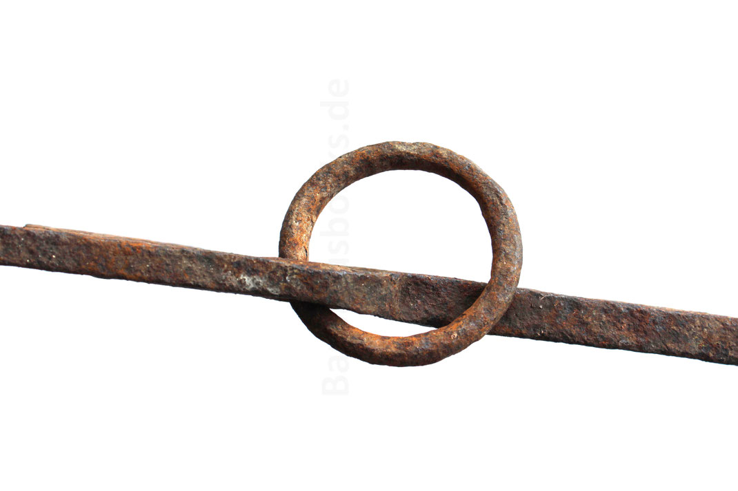 Wie die Wurfharpune (siehe anderen Blogbeitrag) wurde auch der Bootshaken durch den Eisenring mit einem Seil am Boot verbunden.