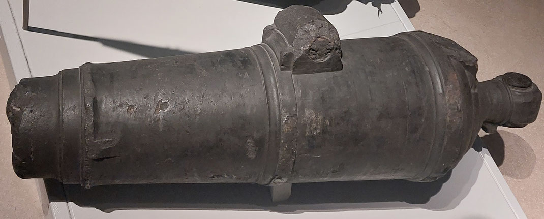 Kleines Schiffsgeschütz (Karronade) für den Nahkampf. Es wurden nicht nur Kugeln daraus verschossen, sondern auch Metallstifte oder viele kleine Musketenkugeln, die als Schrapnelle die feindliche Schiffsbesatzung dezimierte.