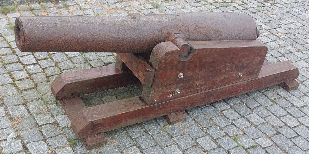 Signalkanonen waren "echte" Kanonen und wurden vom Militär gestellt oder ausgeliehen. Das hier abgebildete Exemplar stammt um 1880 und steht in Thorsminde.