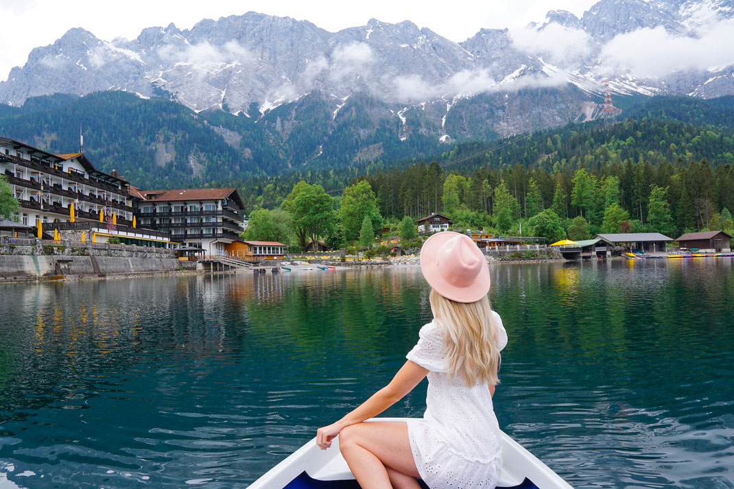 Ihr möchtet ein Wochenende am Eibsee verbringen? Hier erfahrt ihr alles über das Eibsee Hotel, Übernachtungen, Anfahrt mit dem Auto und Eibsee Wanderung. Außerdem findet ihr die besten Instagram Spots und Foto Spots am Eibsee in Grainau bei Garmisch.