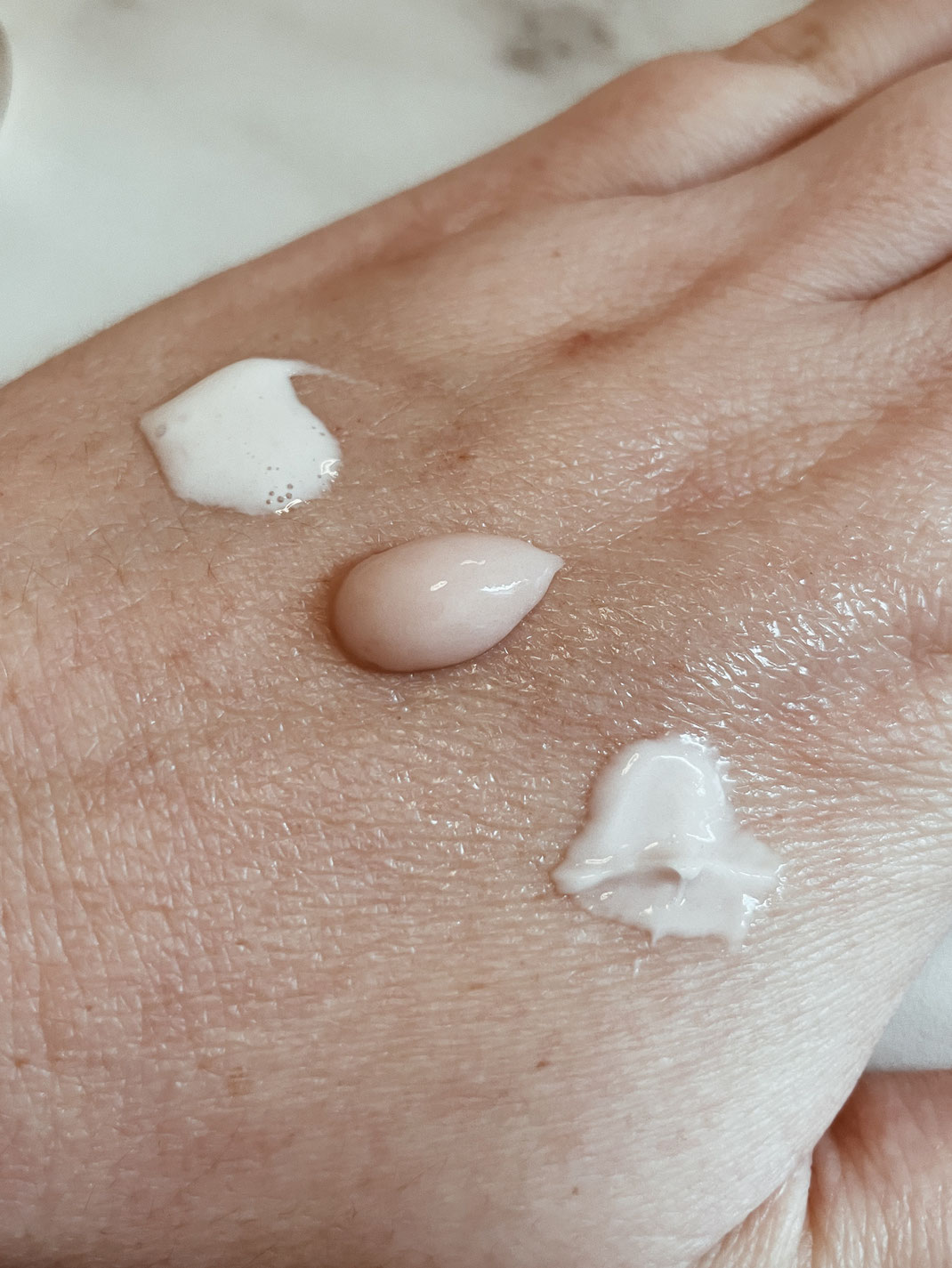 Les textures (gauche à droite) : fluide léger, gel crème et crème riche