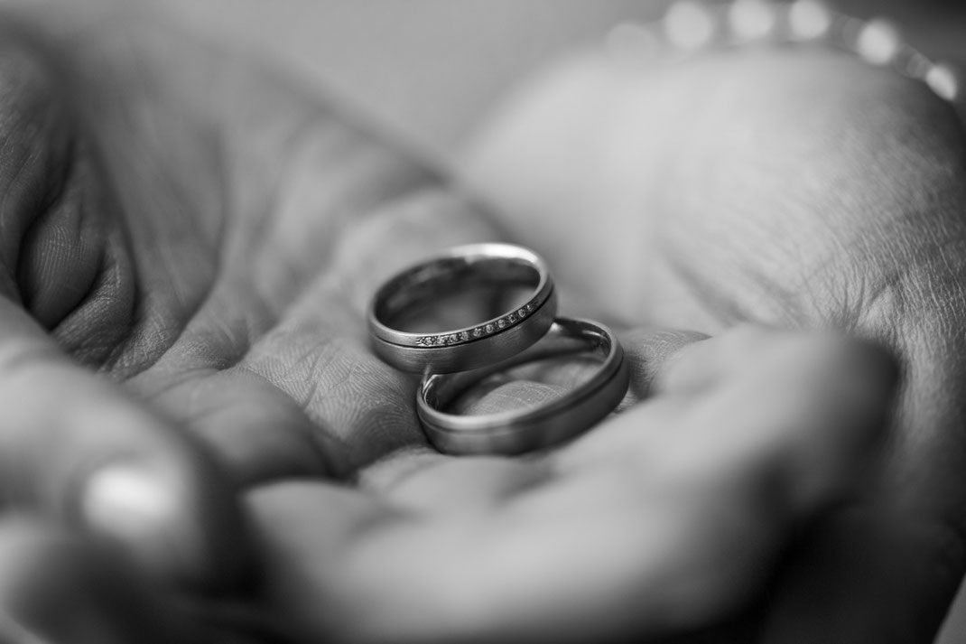 Glückhochzwei bloggt; Love in Symbols; Ringe; Eheringe; Trauringe; Glückhochzwei; Freie Trauung; Freie Trauungen; Hochzeitsreden; Hochzeitsredner; Hochzeitsfotografie; Hochzeitsfotografie Hamburg; Hochzeitsfotos; Hochzeitsfotos Hamburg; Hochzeiten;