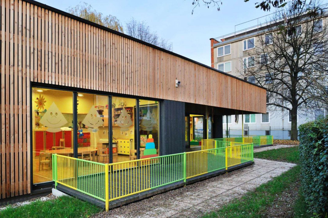Kindergarten in Modul Bauweise mit individueller Fassadengestaltung