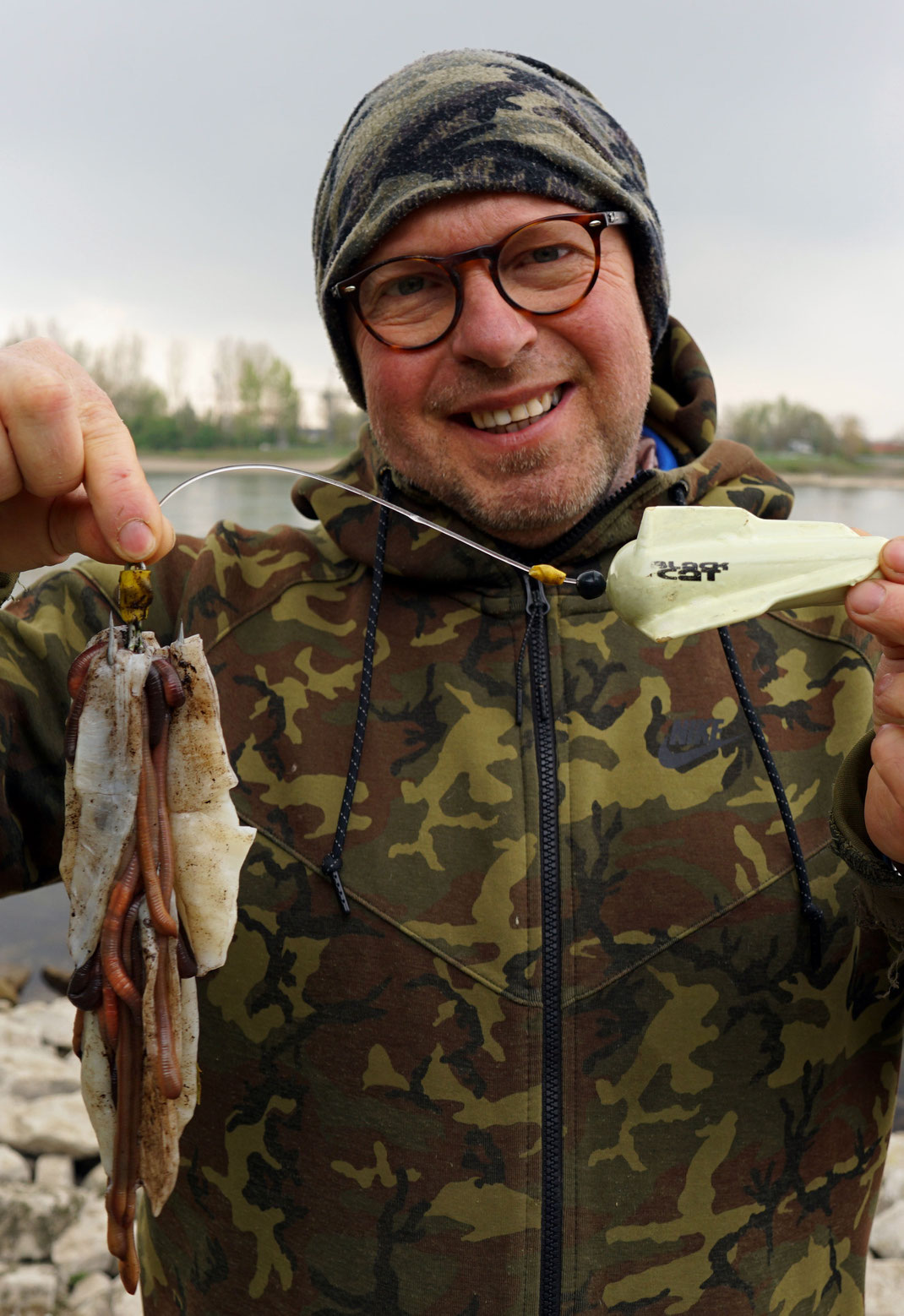 Geangelt wird am Rhein meist mit Propeller-U-Posen, dieses System ermöglicht eine sehr auffällige Präsentation des Köders unter Wasser. 