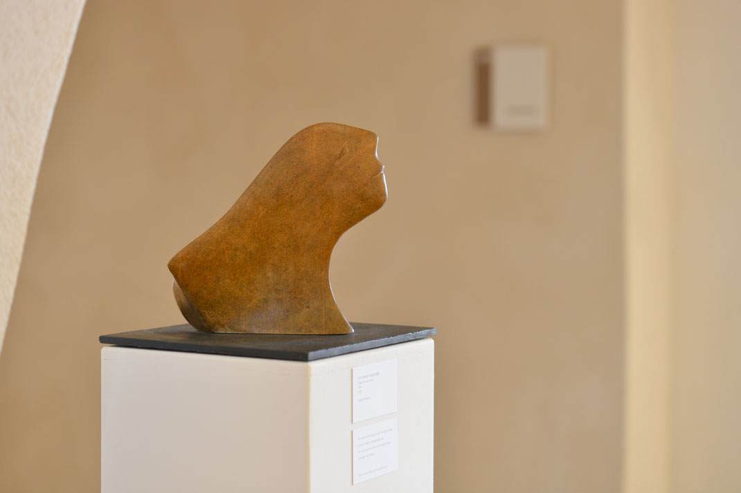 Heidrun Feistner: Du musst nicht bangen, Gott. Sie sagen: mein / Dieu, ne crains rien. Ils disent : c'est à moi / für Rainer Maria Rilke / Engel der Geschichte / Stein / 27,5 cm / 2020 / Foto Scholz RFB