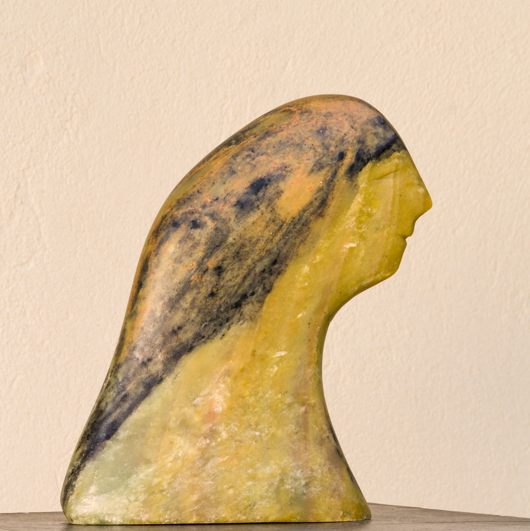 Heidrun Feistner: Belinde / Für Albert Ebert / Stein / 24 cm / Ansicht von vorn / 2019 / Foto Olaf Mokansky