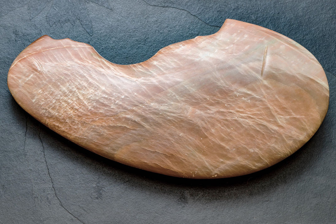 Heidrun Feistner: Geburt / Stein / 39 cm / 2023 / Foto Olaf Mokansky