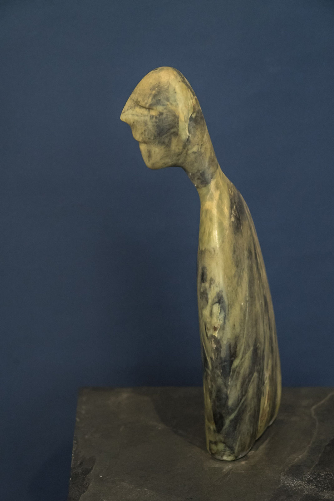 Heidrun Feistner: Der Gast, für Paul Celan / Engel der Geschichte / Stein / 34 cm / 2020 / Foto Olaf Mokansky