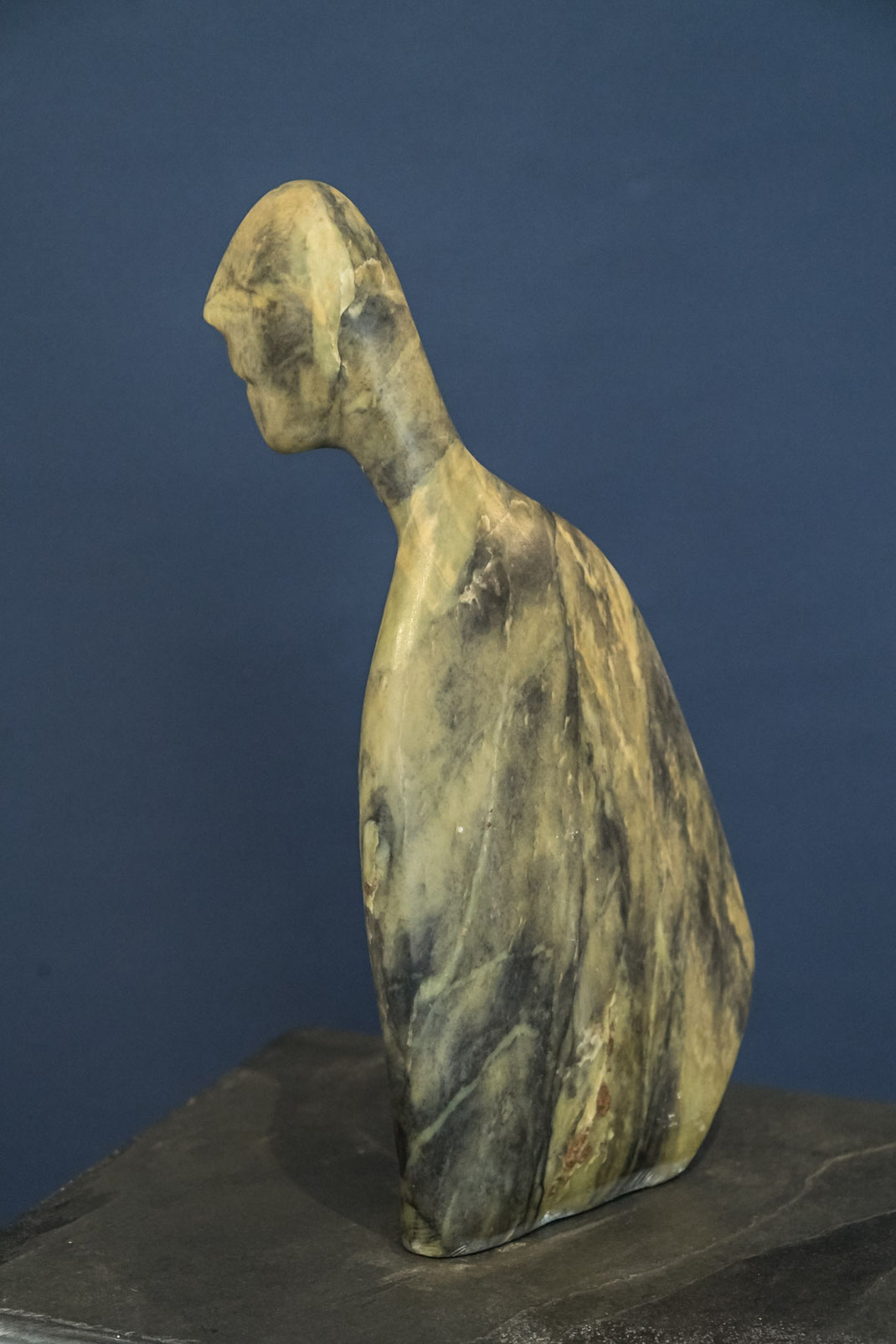 Heidrun Feistner: Der Gast, für Paul Celan / Engel der Geschichte / Stein / 34 cm / 2020 / Foto Olaf Mokansky