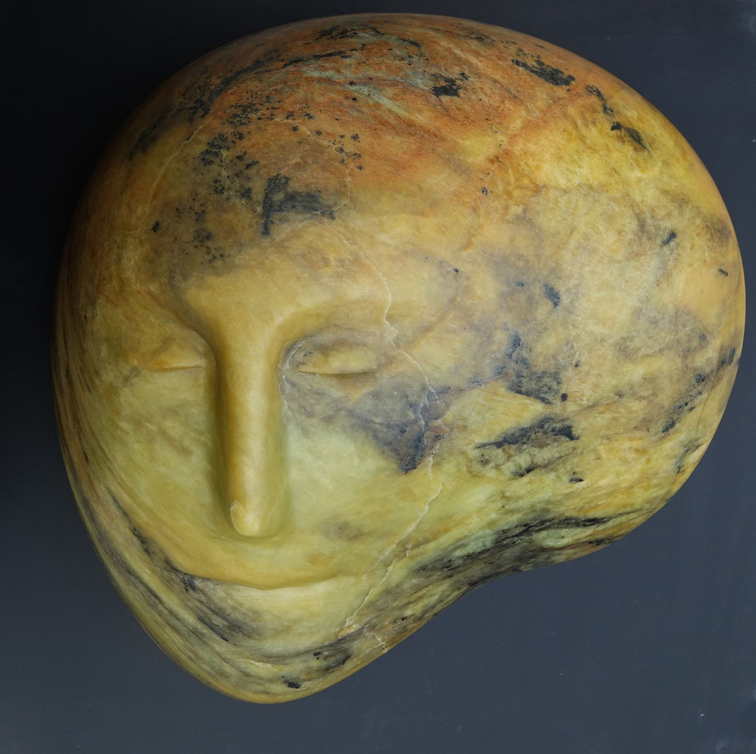 Heidrun Feistner: Der Schlaf in den Steinen / Die malenden Steine / Stein / 25x26 cm / 2024 / Foto HF