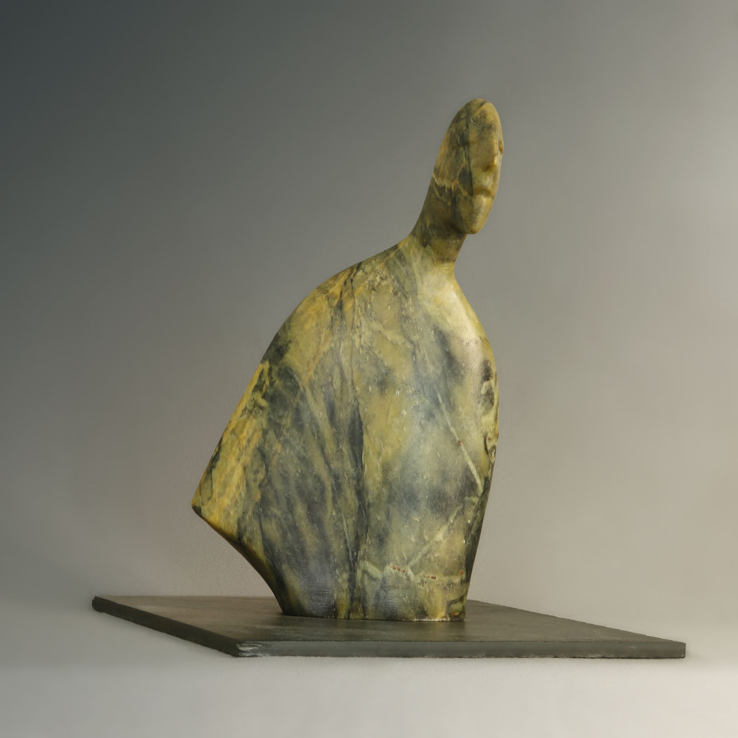 Heidrun Feistner: Der Gast / L'invité / The guest / nach einem Gedicht von Paul Celan / Engel der Geschichte / Stein / 34 cm / 2020 / Foto Jean Molitor