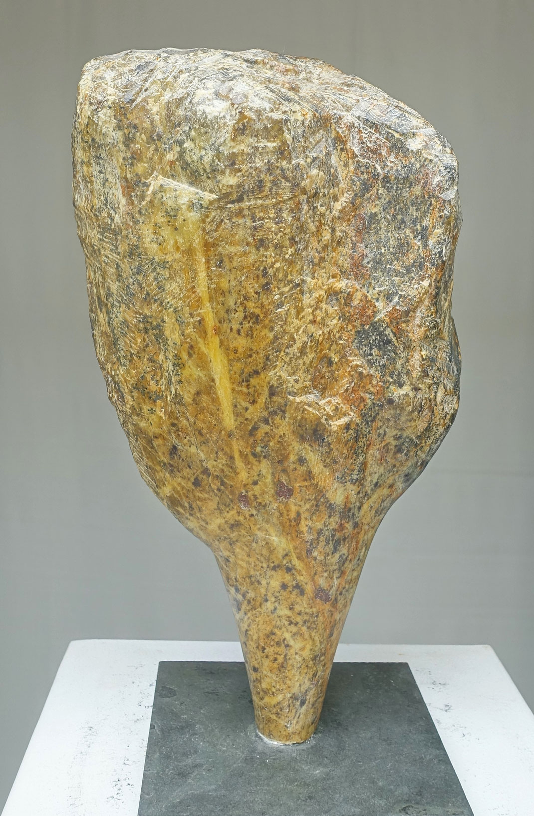 Heidrun Feistner: Ascherah / Stein / 37 cm / 2025 / Foto HF