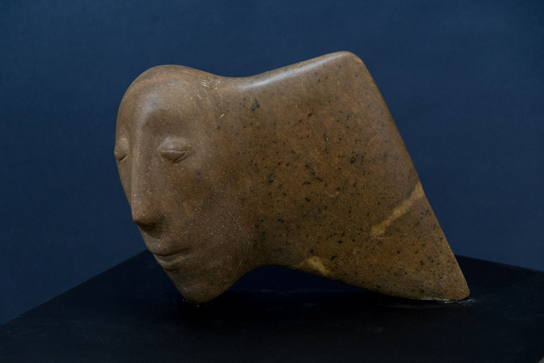 Heidrun Feistner / Kopfflügler 1 / Stein / 2024 / Höhe 17 cm / Foto Olaf Mokansky