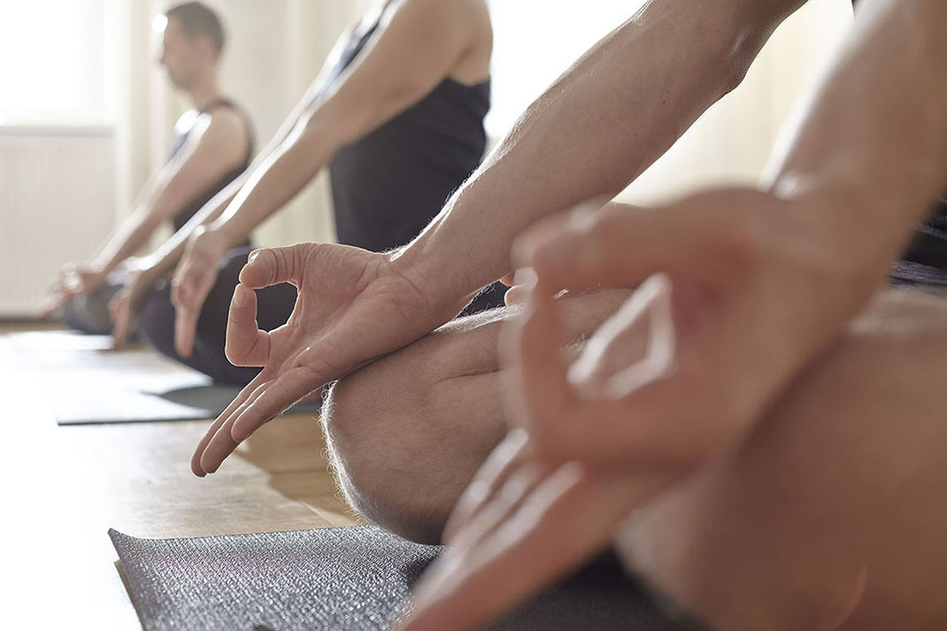 Yogalehrer Andreas Ruthemann beim Unterrichten.