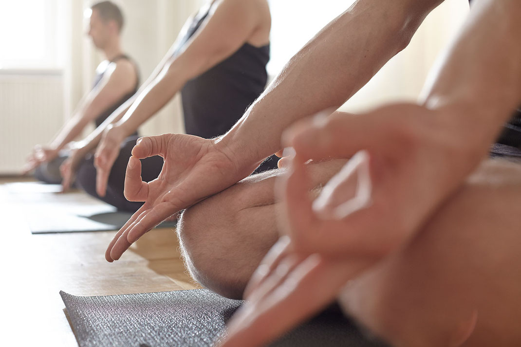Yogalehrer Andreas Ruthemann beim Unterrichten.