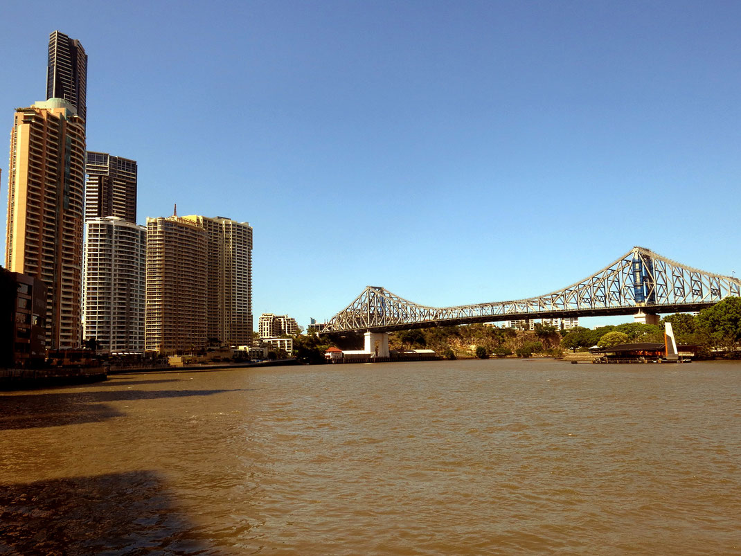 Die Story Bridge überspannt den Brisbane River vom Kangaroo Point nach Norden